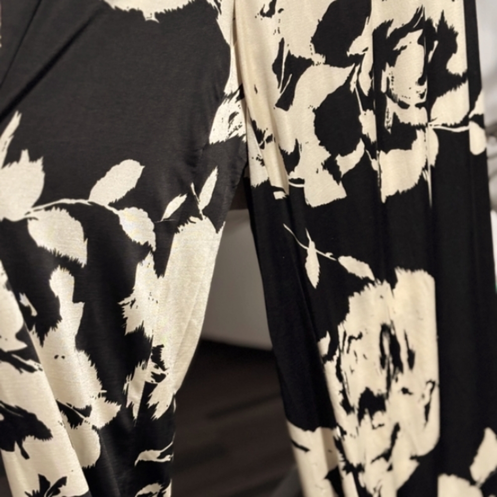 Elegant Black and Cream Floral Pants Suit - Picture 8 of 9